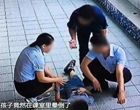 男孩校内被打致精神失常,大小便失禁.动手的是老师?