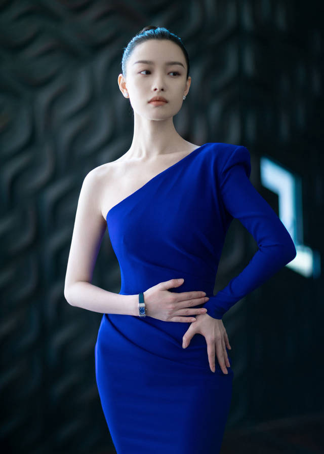 原创倪妮一身蓝色衣裙,性感时尚优雅动人,十分迷人女神范十足.