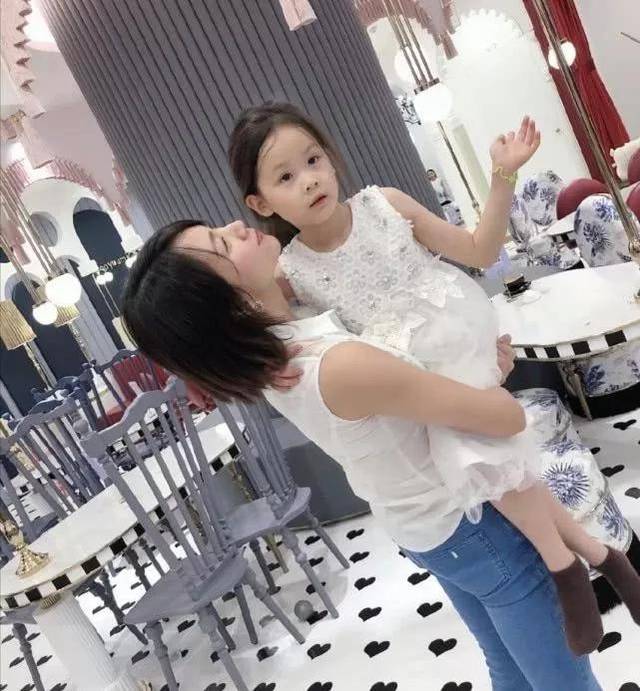 本以为刘涛与曹曦文长得像,当看到两人的女儿时,网友:堪比双胞胎!