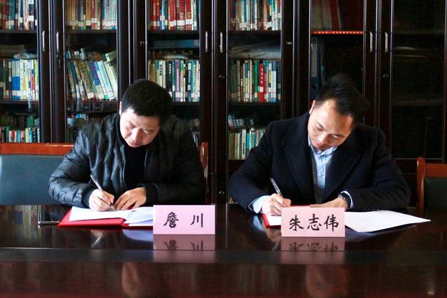 朱志伟和詹川作为优税猫和重庆工商大学双方代表