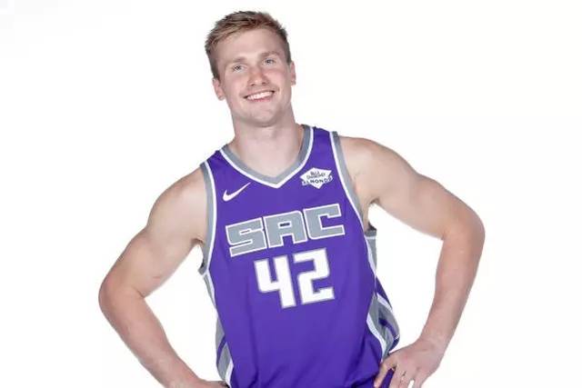 新援米卡,身高2.08米,是2017年nba落选秀.