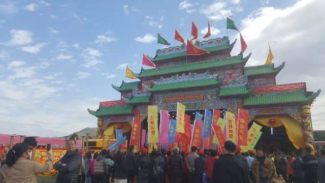 惠州惠东西来古刹醮会,各村进香团进香,现场人山人海.
