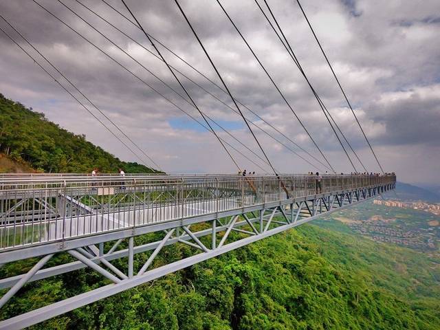 呀诺达雨林文化旅游区悬崖观海秋千