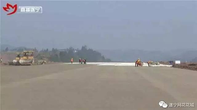 在安居接官厅拟选场址上,目前正在建设的是遂宁南坝机场迁建项目.
