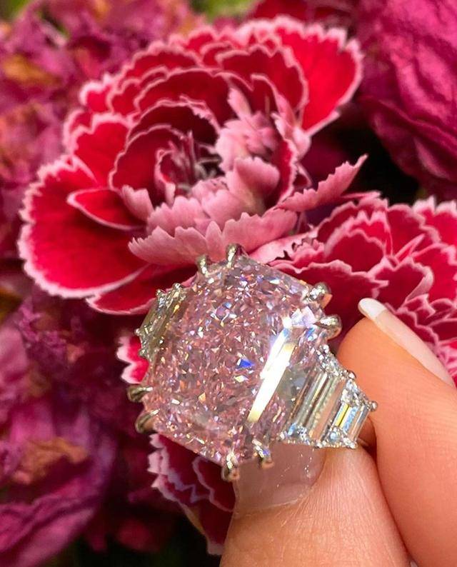 原创2019年,创出1.56亿港元拍卖天价的粉色钻石,梦幻紫红色钻石