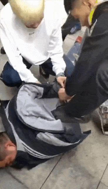 女孩当街被彪形大汉扑倒,一声尖叫后,这群滑板少年出手了!