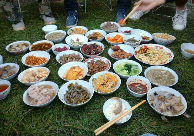 同样是杀猪宴,东北与云南的区别在哪儿?看完才懂,毫无可比性