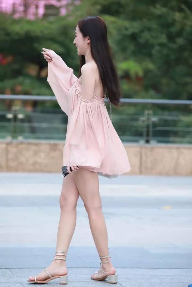 街拍美女:披肩长发姐姐,面容姣好楚楚动人,更是彰显摩登复古风
