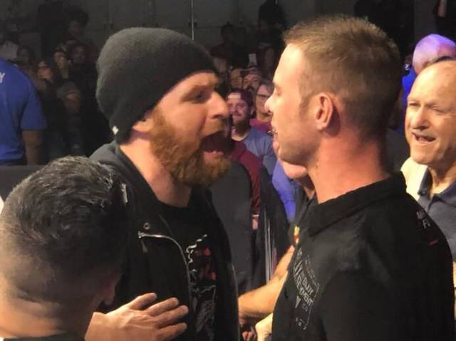 原创wwe摔小辉新闻:入戏太深?萨米辛在现场与粉丝发生严重冲突!