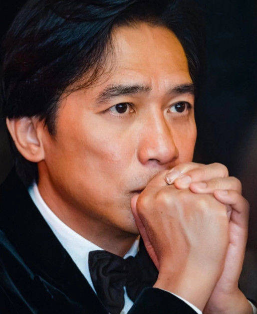 同是秀恩爱梁朝伟刘嘉玲疏离感强,徐峥陶红牵