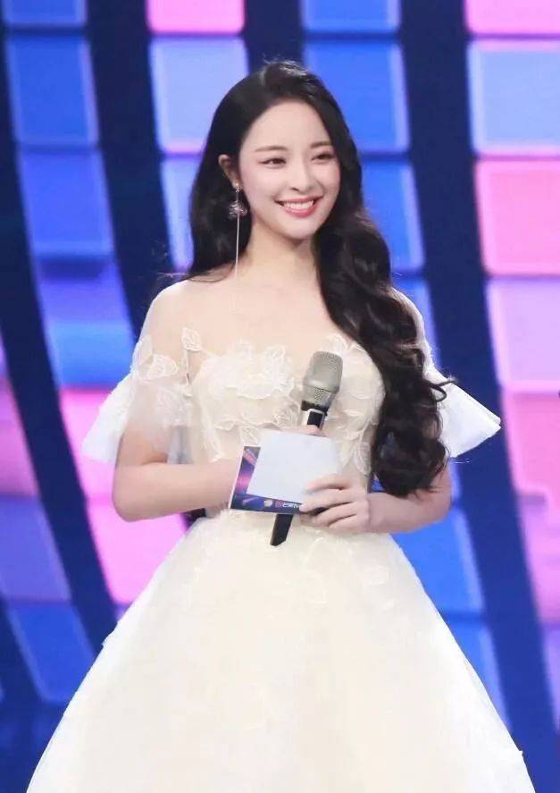 李莎旻子主持人大赛又晋级主持风格似谢娜董卿却劝加强逻辑