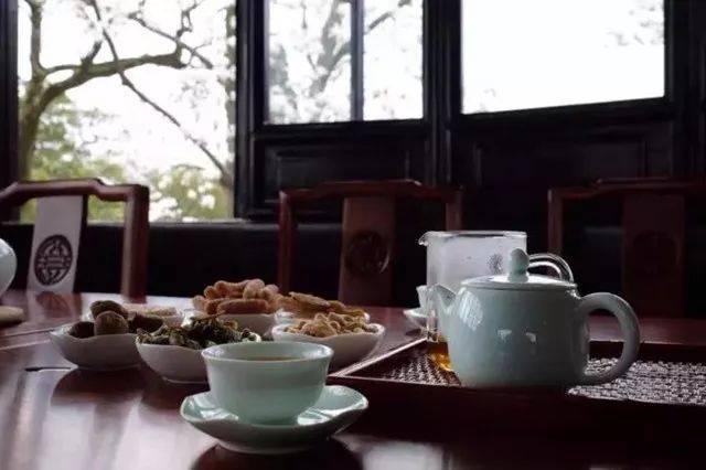 苏州人上茶馆喝茶时颇有名的,即所谓的早上皮包水,晚上水包皮(洗澡).