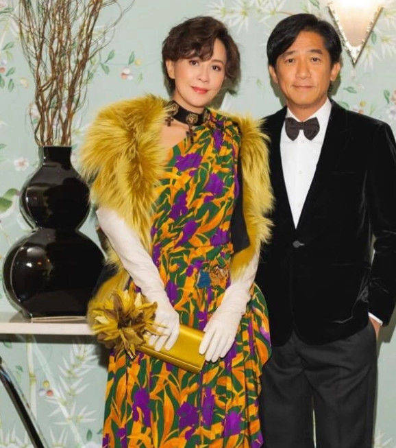 同是秀恩爱梁朝伟刘嘉玲疏离感强,徐峥陶红牵