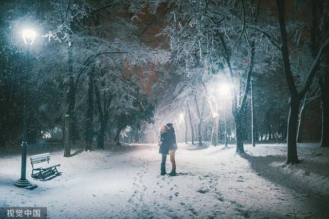 积的很深 因为情谊弥足深重 雪有多浪漫 经历过的人才知道 下雪了