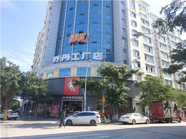 我们来到鞋都晋江,瞧了瞧安踏,李宁和乔丹等运动品牌的工厂店!