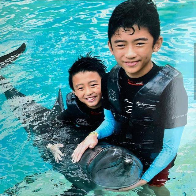 张柏芝与小Q陪弟弟玩耍,母子跟Marcus抢糖,老