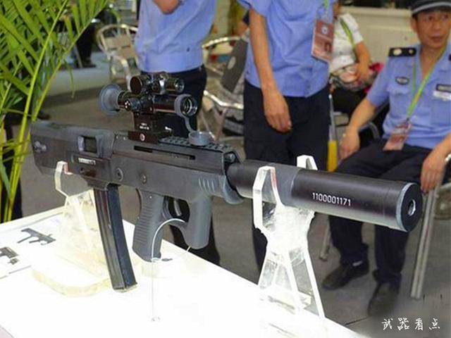 该枪是2004年4月,建设集团军品研究所针对9mm口径警用冲锋枪市场,将05