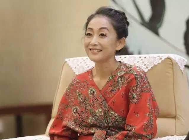 这都是和她军人家庭出身有关,从小在部队大院长大的陈瑾性格上很像