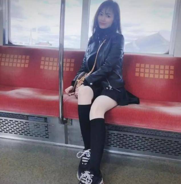 马蓉又晒日本美照,33岁少妇美成20岁少女,大秀竹竿腿秒变学生妹