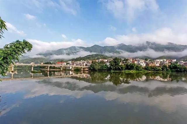 龙岩是生态福地,山清水秀,是福建三大江——闽江,汀江,九龙江的发源地