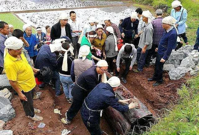 为什么农村有"红事不帮忙,白事多远都回去"的说法