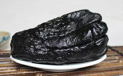 从金黄色的佛手变成乌黑油亮的老香黄,经历了长达千日的九蒸九制和瓮