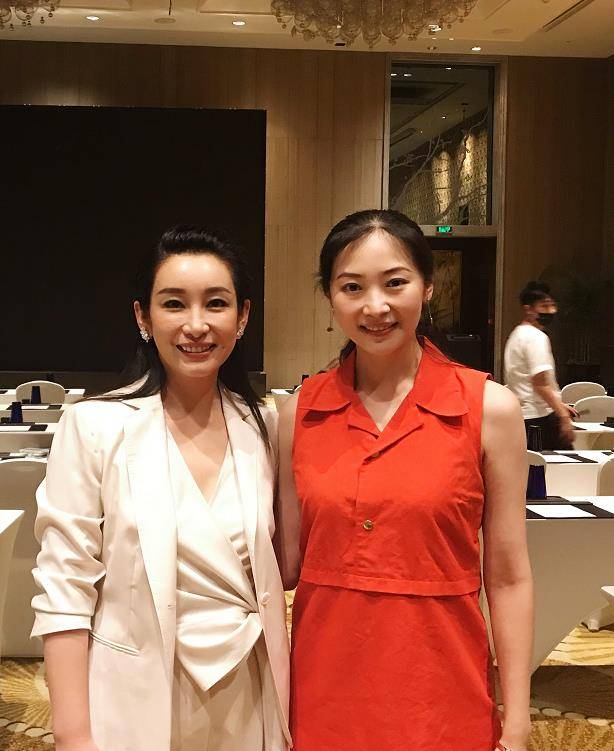 黄海波妻子罕见现身,一身红裙端庄朴素,与秦海璐同框气场不输