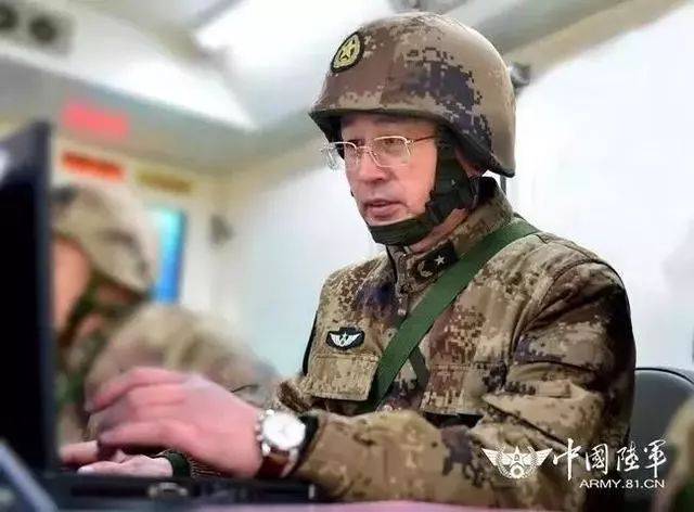 隆重举行这次晋升中将军衔的6位军官是:刘发庆, 黄 铭,余永洪,徐起零