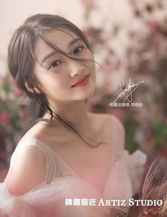 关晓彤空降韩国艺匠artiz studio,爱丽丝花园演绎浪漫