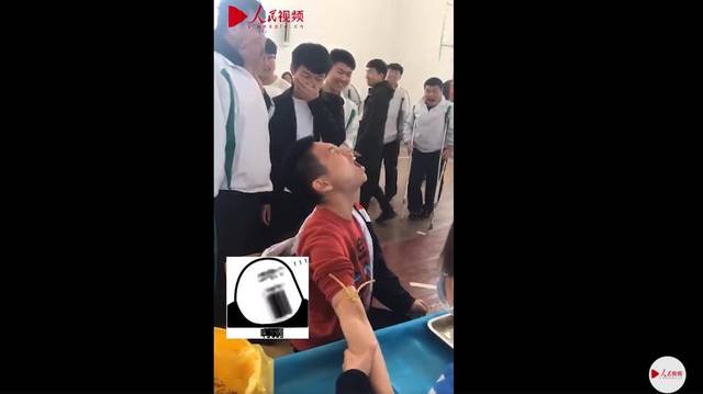 小伙挽起袖子准备抽血,医护人员拿出针管后,小伙立即发出了声嘶力竭的