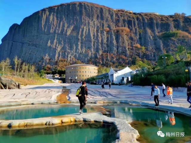 灵石温泉景区为青龙岩旅游度假区四大核心景区之一,规划建设总面积3.