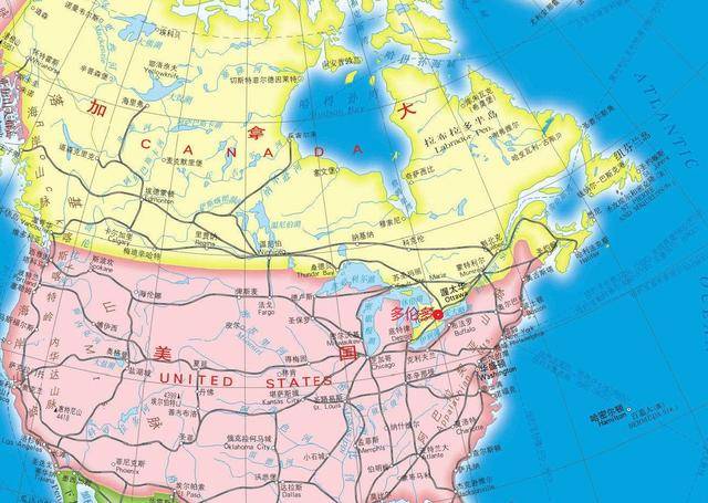 从纬度位置来看,加拿大的国土大部分位于北纬50°以北地区,属于中高