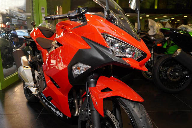 原创川崎2020款ninja400到店实拍 新增红色你喜欢吗?