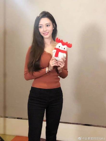 郎朗娇妻吉娜穿旗袍扭腰身材火辣惹人羡慕,p图都不敢这么p