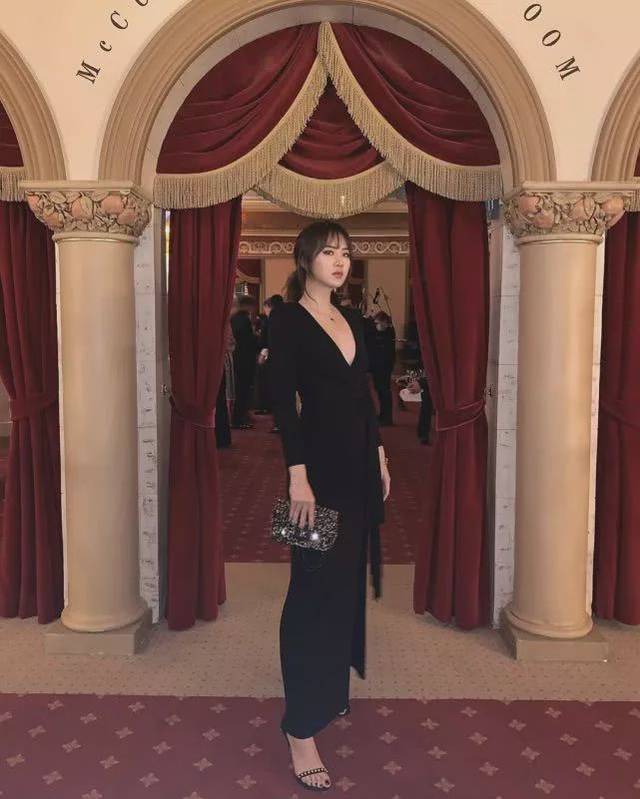 任正非小女儿姚安娜晒美照,肤白貌美大长腿,气质出众名媛范十足