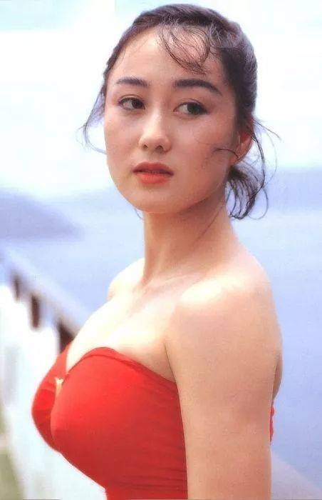 最著名的红衣泳装照来自1990年的《靓足100分》,共同出演的还有李嘉欣