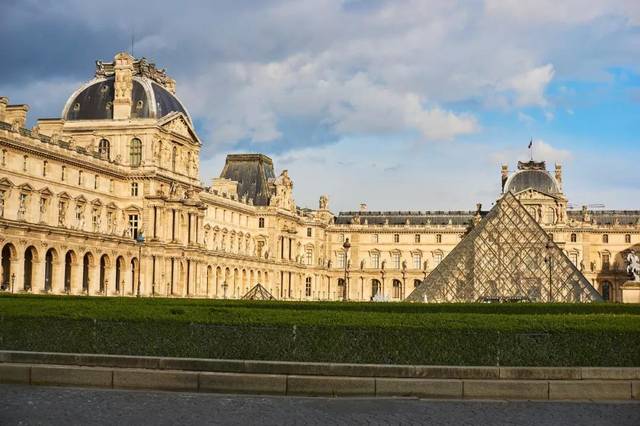 卢浮宫也是法国文艺复兴时期珍贵的建筑物之一,原是法国王宫,居住过50