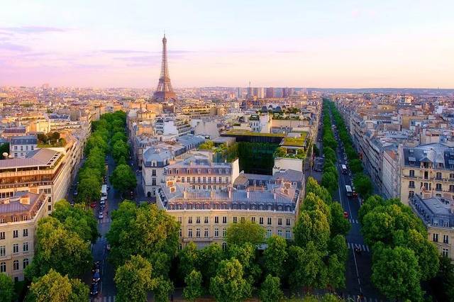 香榭丽舍大街 香榭丽舍大道(champs-lysées)是法国首都巴黎的