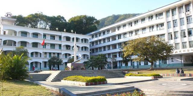 福建省光泽第一中学坐落于钟灵毓秀,生态优美的闽江源头富屯溪畔.