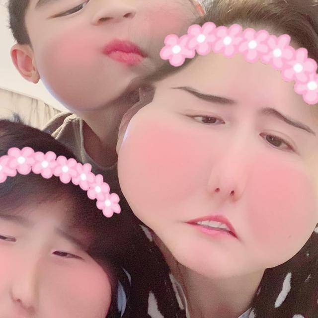 张柏芝曝光小儿子照片,小肉手被赞可爱,3个孩子都是高