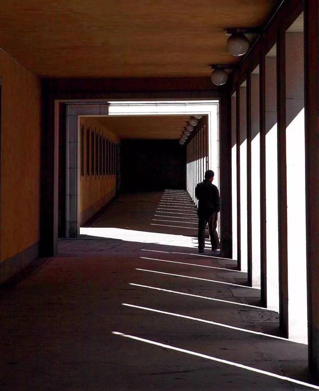 埃梅经典短篇《穿墙记》:小人物的南柯一梦