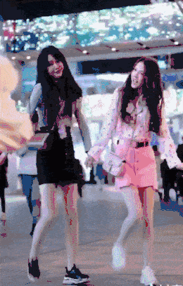 现在快手有400万粉丝,在美拍也有100多万粉丝.