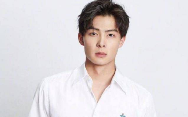 徐璐男友现身机场,保镖比路人多,网友:没人看你