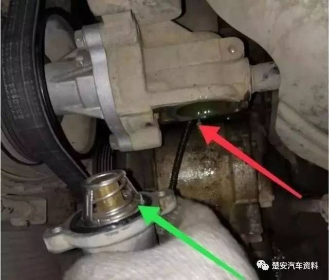 下图箭头所示,这就是新节温器,只需要拧紧两条螺丝就可以.