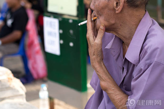 当时年纪小,又出于好奇,每次看到大人抽烟就眼巴巴盯着,无数次想象