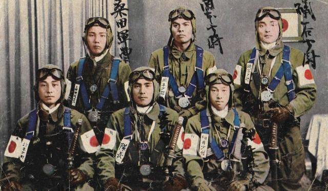 二战时,日本神风敢死队为何敢开飞机撞军舰?看了真相让人揪心