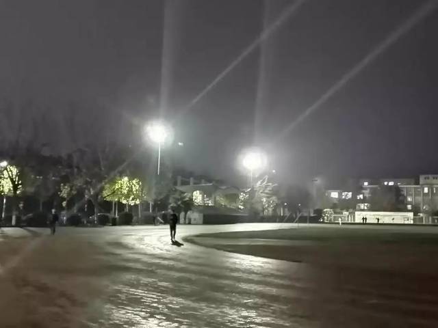 寒冷的冬夜,河大的灯光温暖着你和我