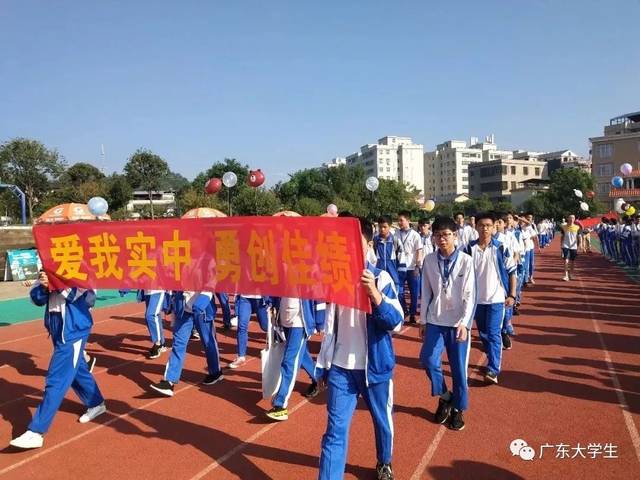 11,田家炳实验中学 田家炳实验中学的校服 蓝白相间,设计合理 简洁