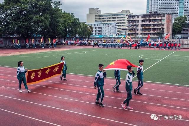 梅州市十所重点中学之一 9,梅江区乐育中学 乐育中学的校服 是比较深