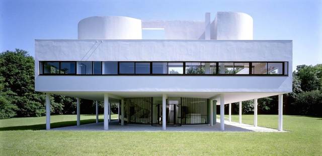 萨伏伊别墅是勒·柯布西耶的早期作品(1929),他不是包豪斯建筑师,但其